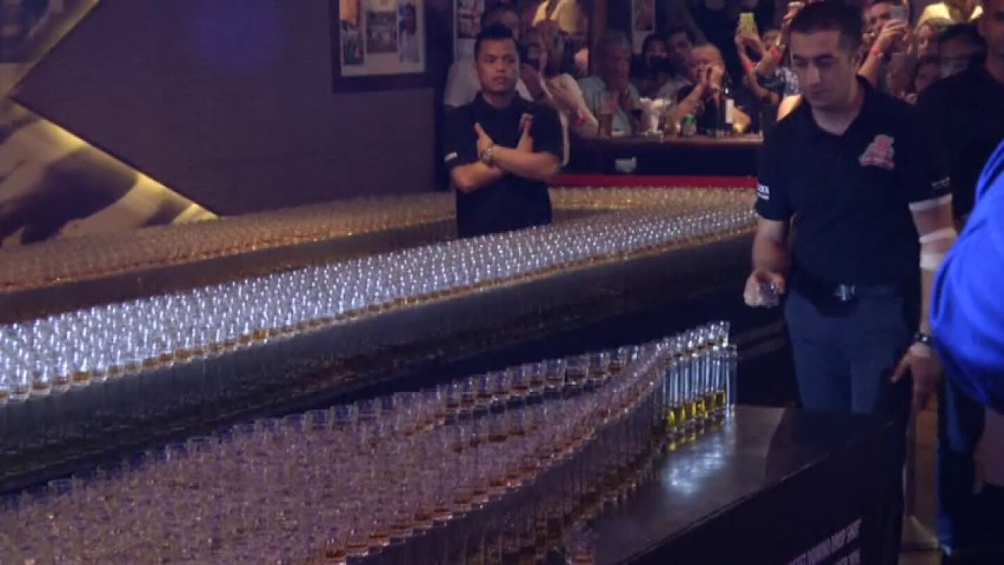 Frame 0.0 de: Nuevo r&eacute;cord Guiness para un bar de Dubai por un domino de chupitos 
