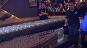 Frame 0.0 de: Nuevo récord Guiness para un bar de Dubai por un domino de chupitos 