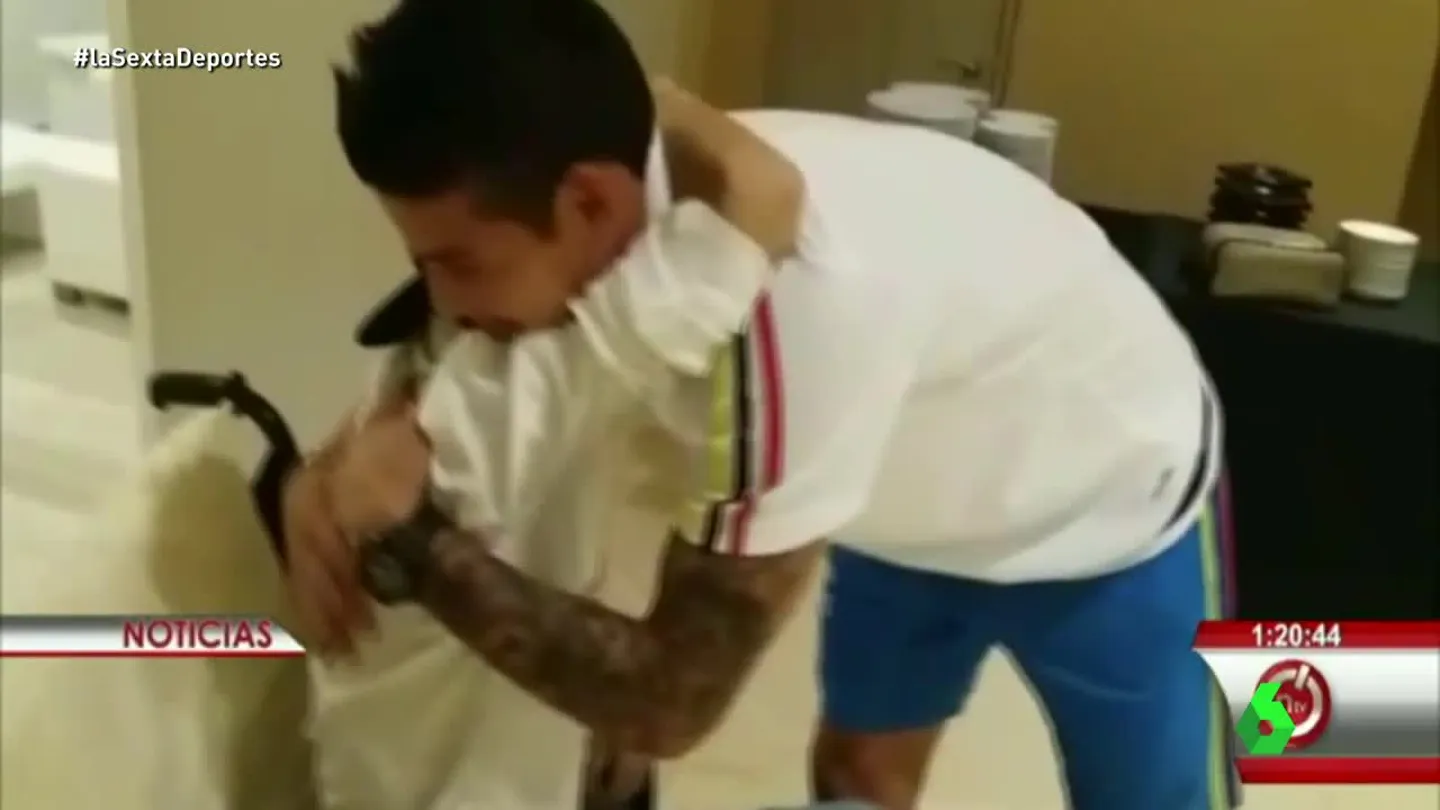 James se abraza con un niño enfermo de cáncer de pulmón James se abraza con un niño enfermo de cáncer de pulmón