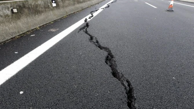 Grieta en el firme en la Autovía del Cantábrico.