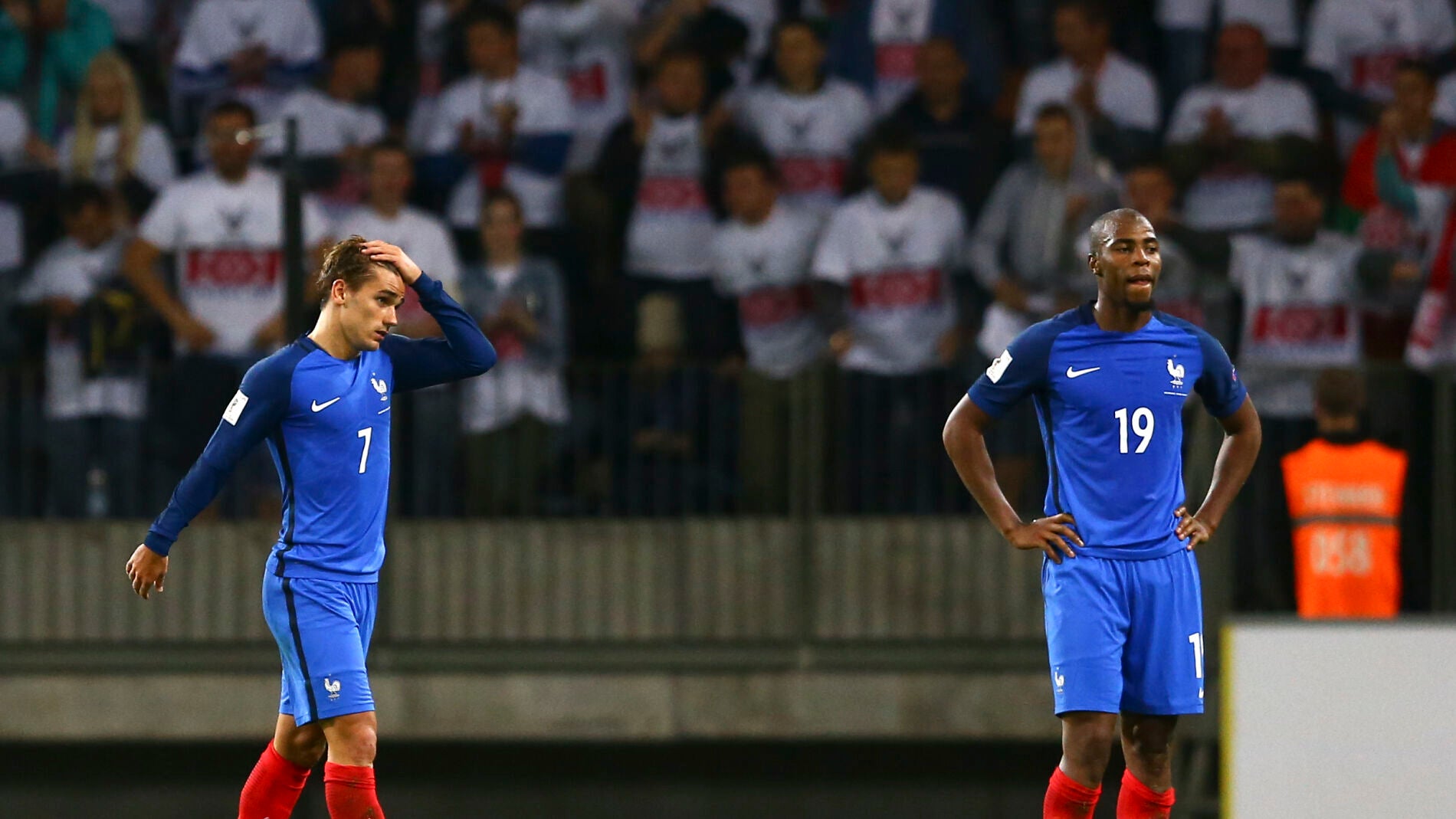 Los jugadores franceses lamentan la falta de puntería ante Bielorrusia