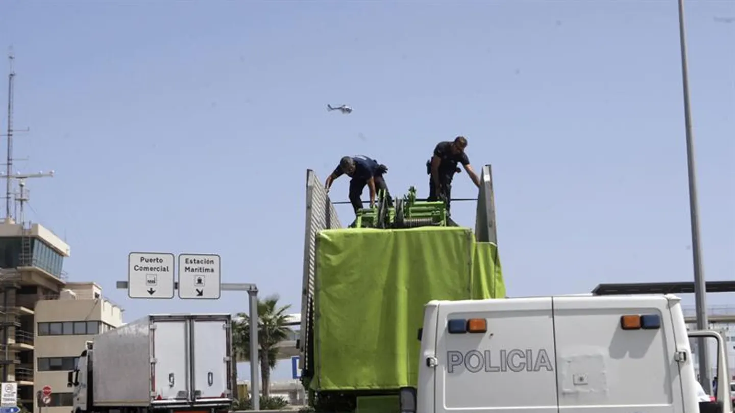 Varios agentes investigan una atracción de feria Varios agentes investigan una atracción de feria