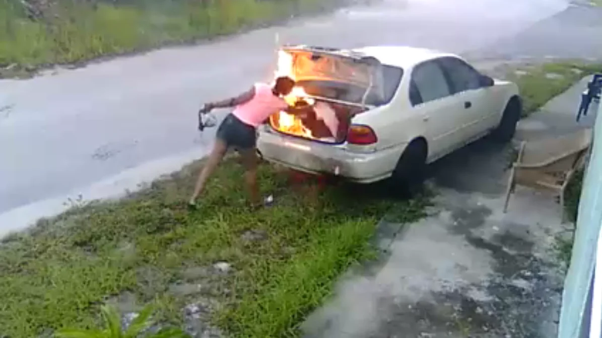Imagen de la joven quemando el coche. Imagen de la joven quemando el coche.