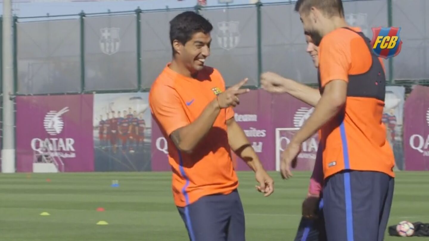 Luis Su&aacute;rez y Gerard Piqu&eacute; jugando a 'piedra,papel o tijera'
