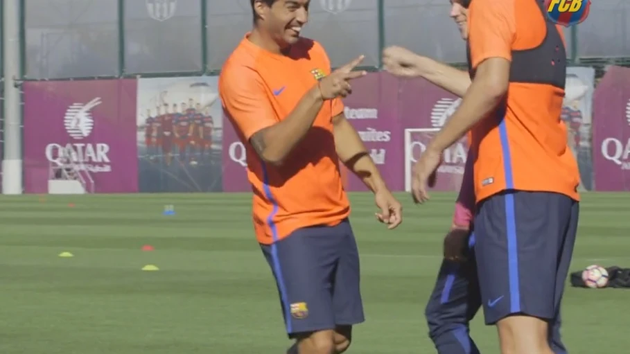 Luis Suárez y Gerard Piqué jugando a 'piedra,papel o tijera'