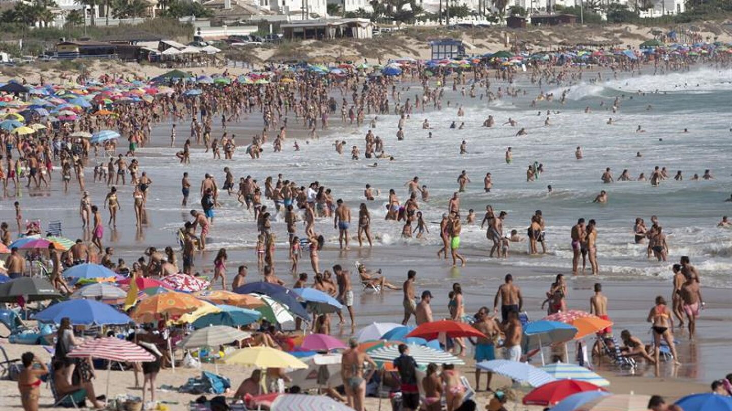 Playa de La Barrosa en Chiclana de la Frontera (C&aacute;diz) abarrotada