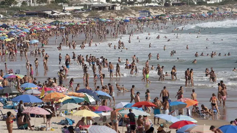 Playa de La Barrosa en Chiclana de la Frontera (Cádiz) abarrotada