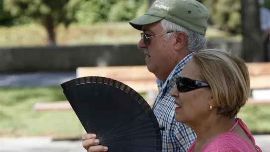 Dos señores se abanican ante el calor Dos señores se abanican ante el calor