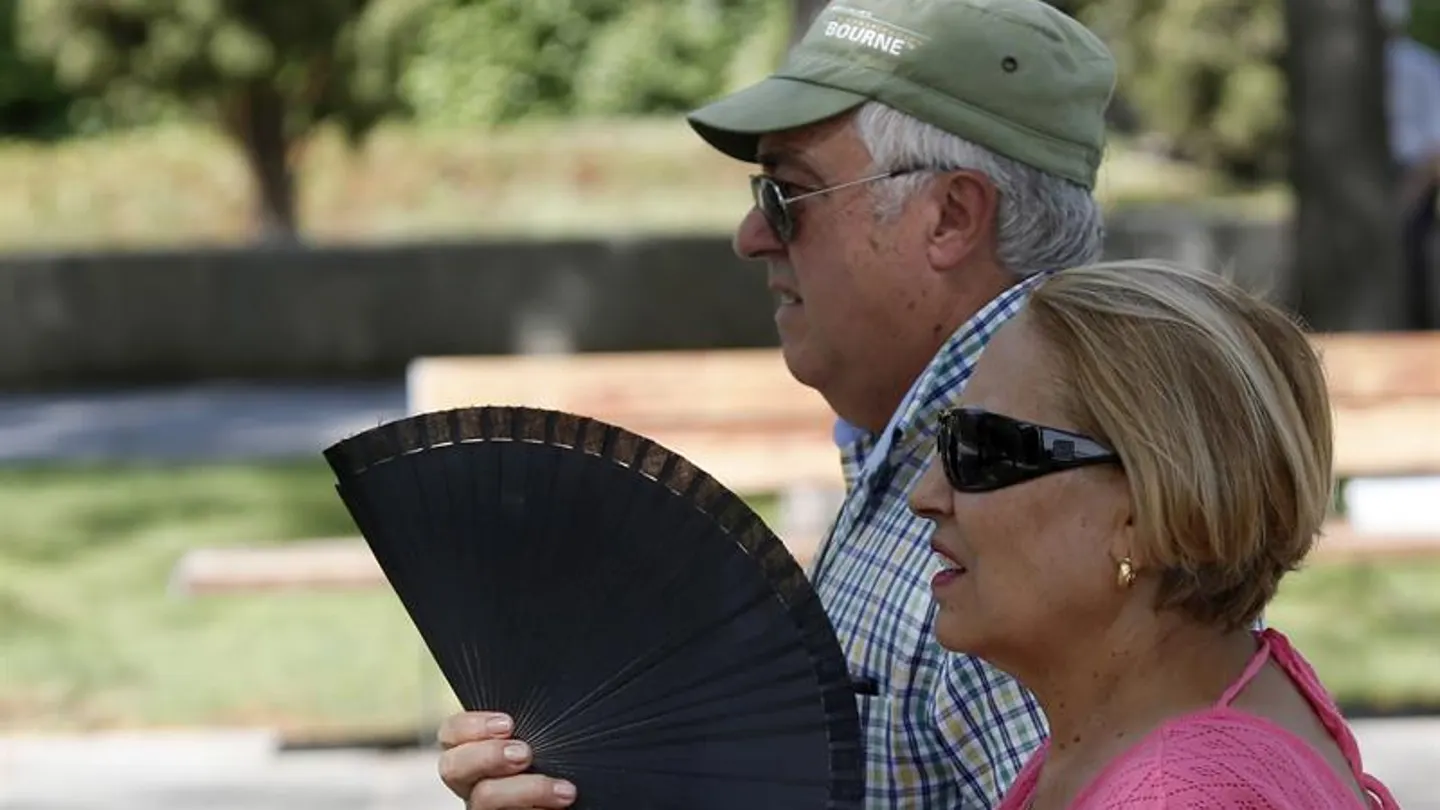 Dos señores se abanican ante el calor Dos señores se abanican ante el calor