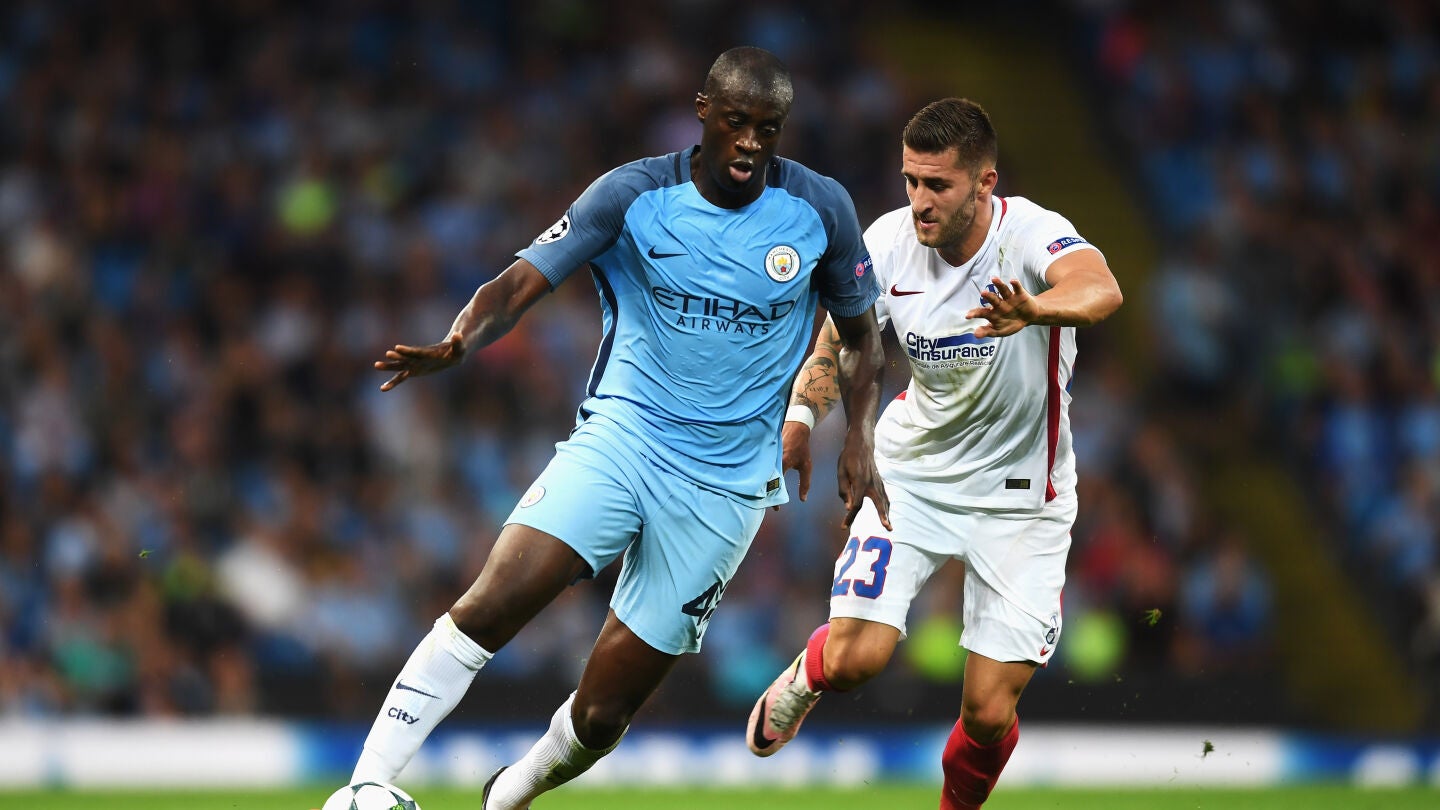 Yaya Tour&eacute; conduce el bal&oacute;n en un partido con el City
