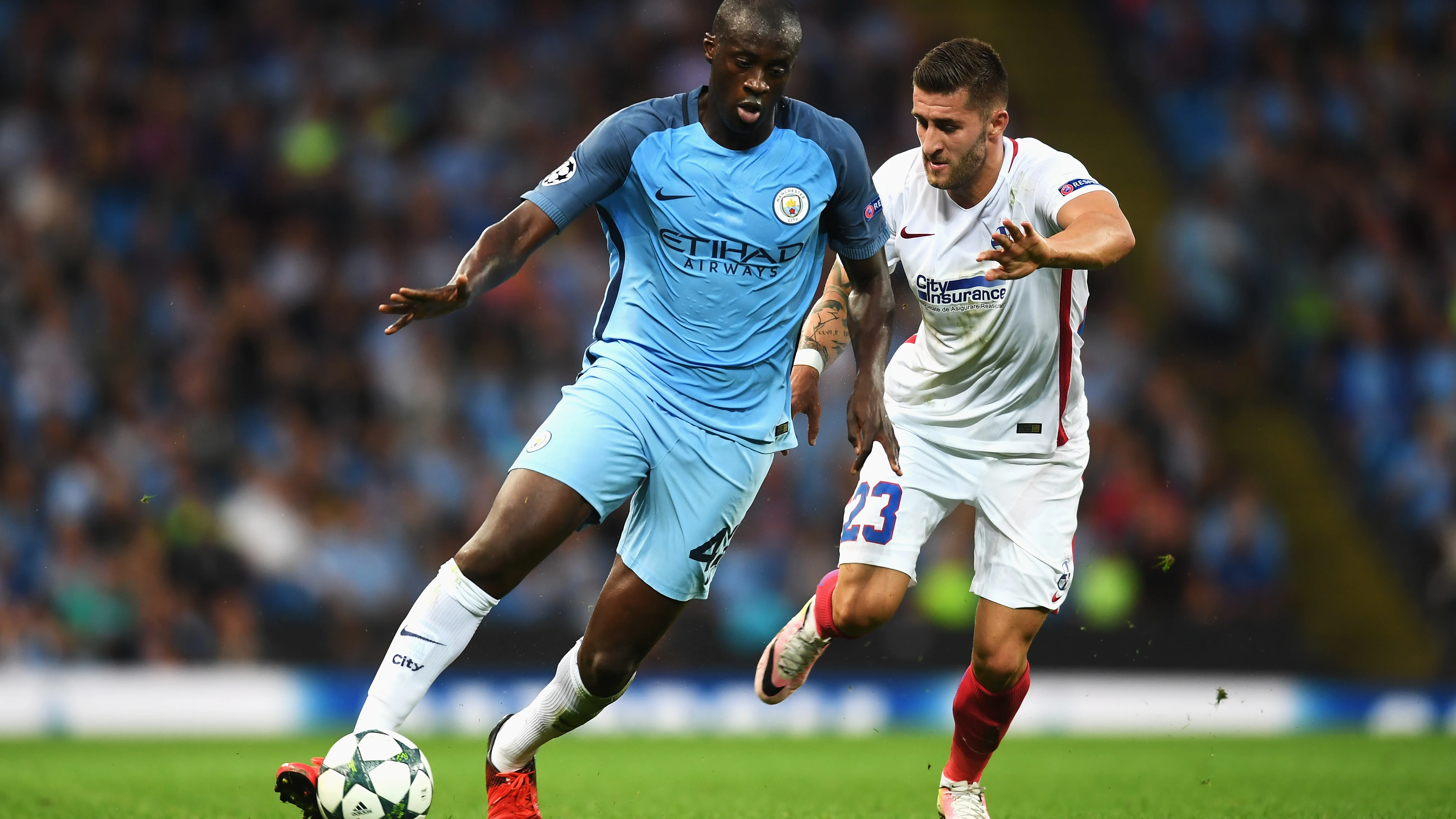 Yaya Touré conduce el balón en un partido con el City