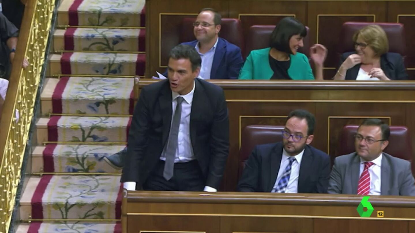 Frame 17.984405 de: Pedro S&aacute;nchez presume de sus dotes musicales durante la sesi&oacute;n de investidura