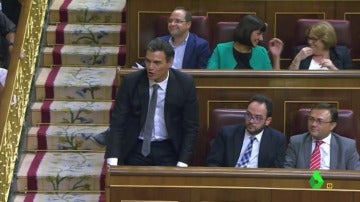 Frame 17.984405 de: Pedro Sánchez presume de sus dotes musicales durante la sesión de investidura