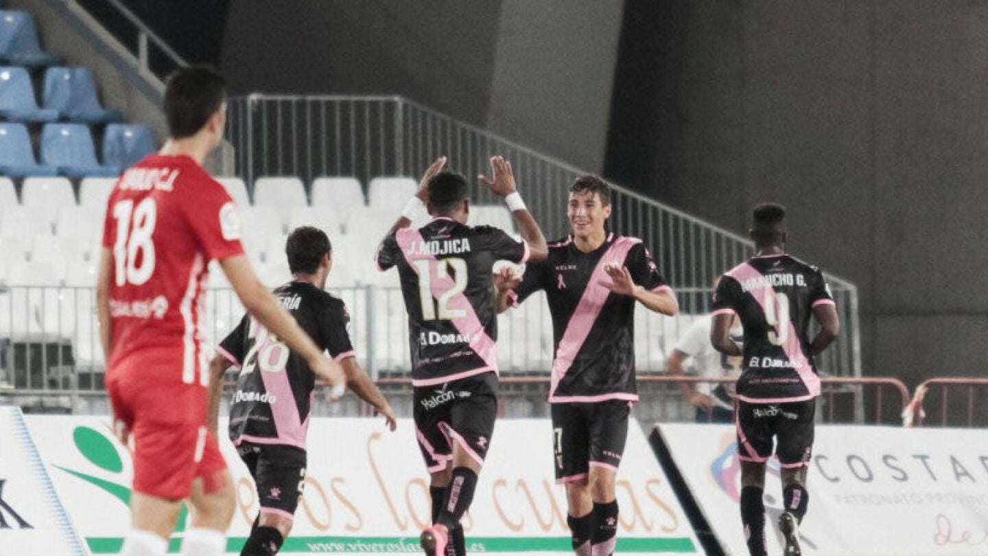Los jugadores del Rayo Vallecano celebran un gol