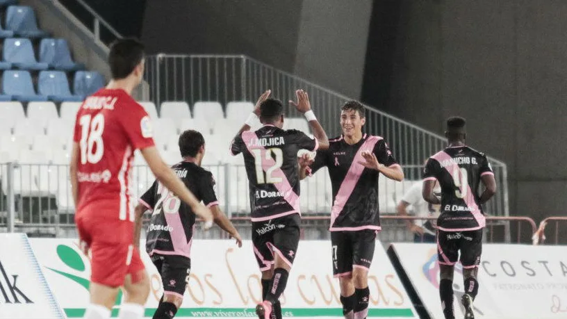 Los jugadores del Rayo Vallecano celebran un gol