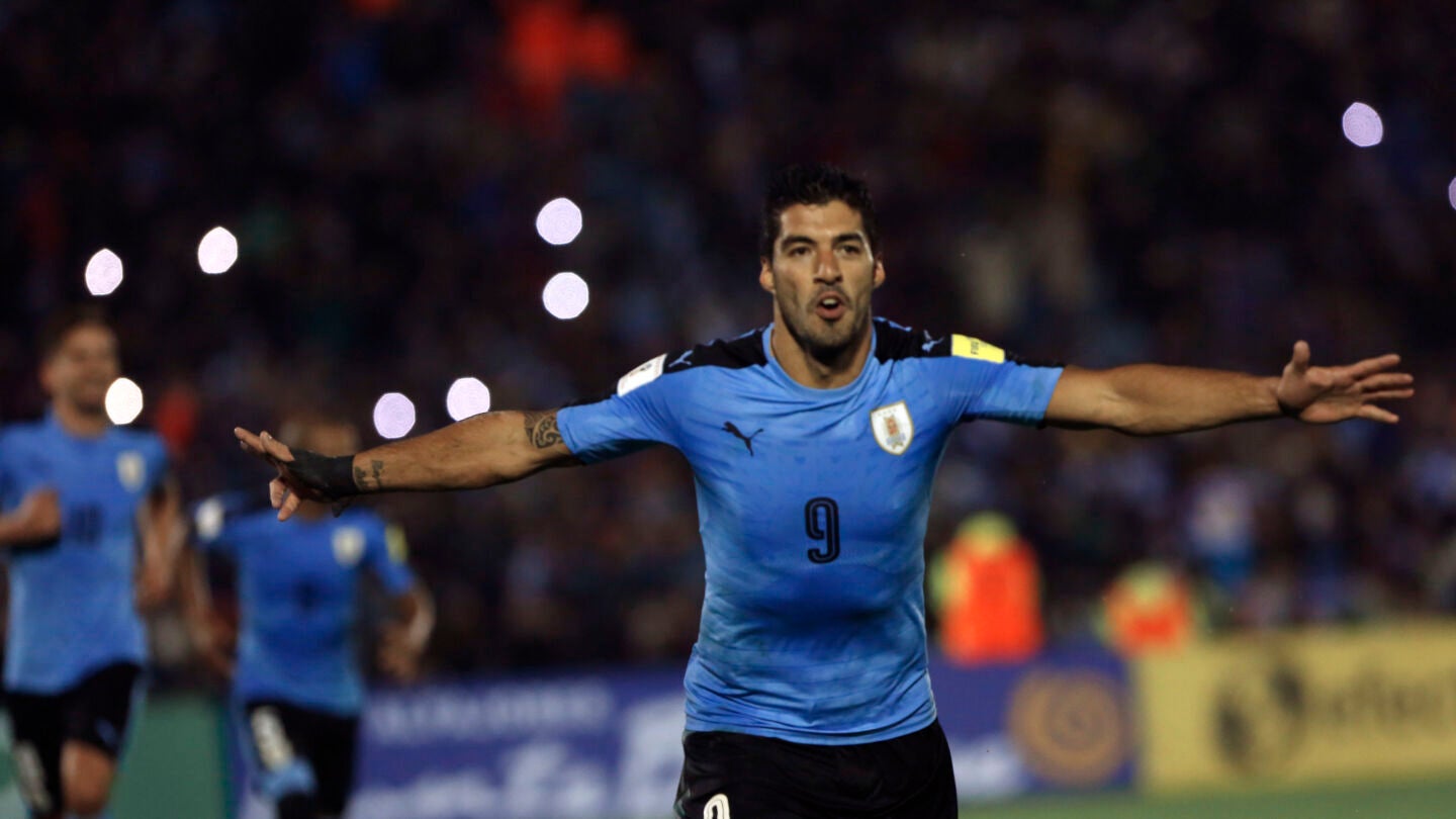 Luis Su&aacute;rez festeja su gol de penalti a Uruguay