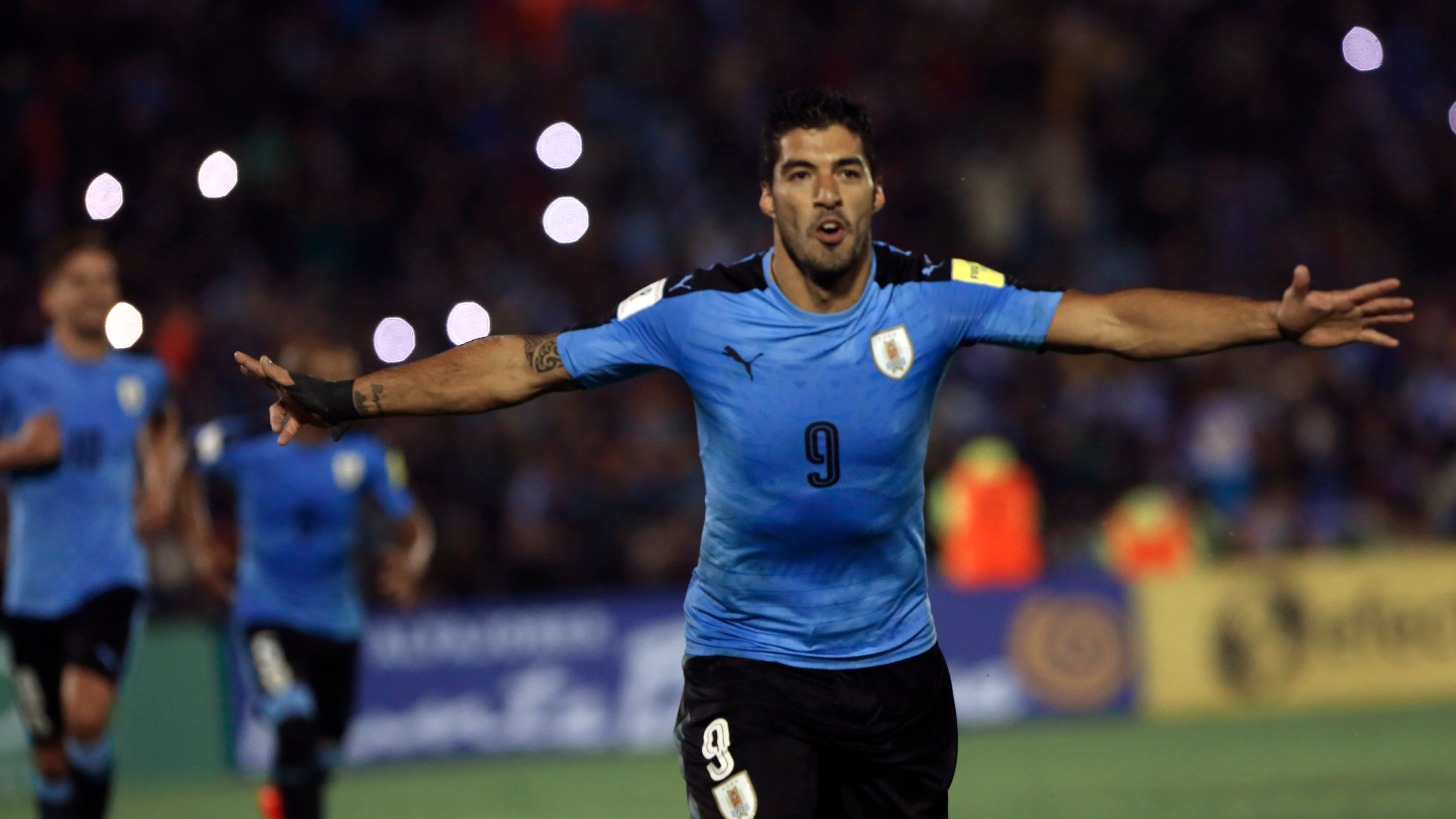 Luis Suárez festeja su gol de penalti a Uruguay