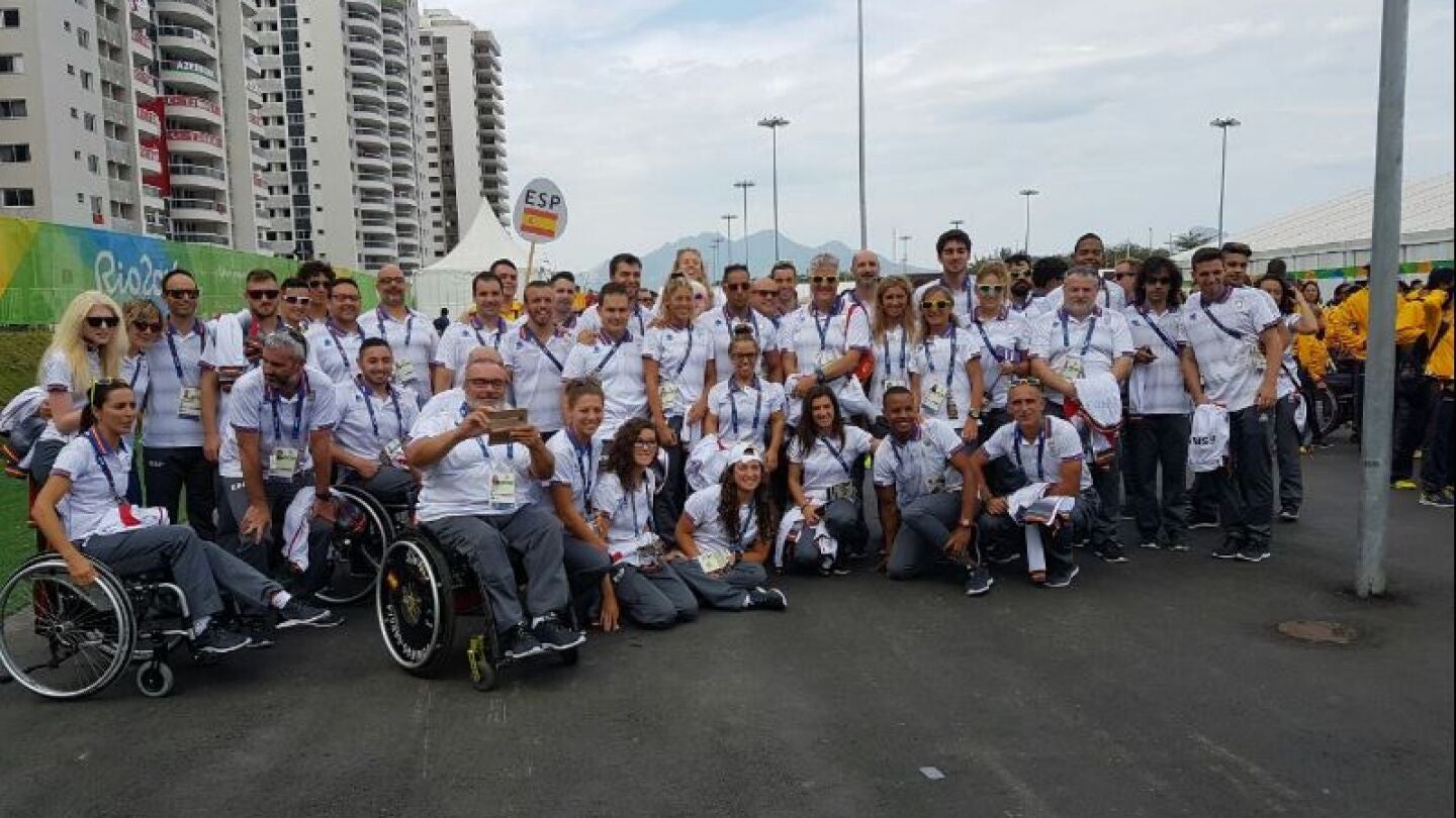 Deportistas paral&iacute;mpicos en el izado de bandera de los Juegos Paral&iacute;mpicos de R&iacute;o 2016