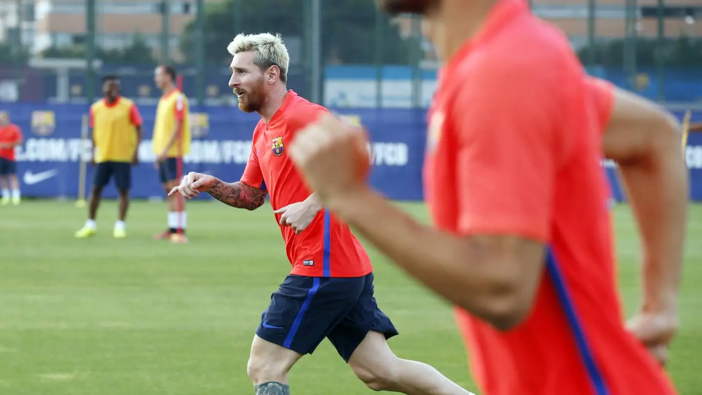 Messi realiza la primera parte del entrenamiento con el grupo Messi realiza la primera parte del entrenamiento con el grupo
