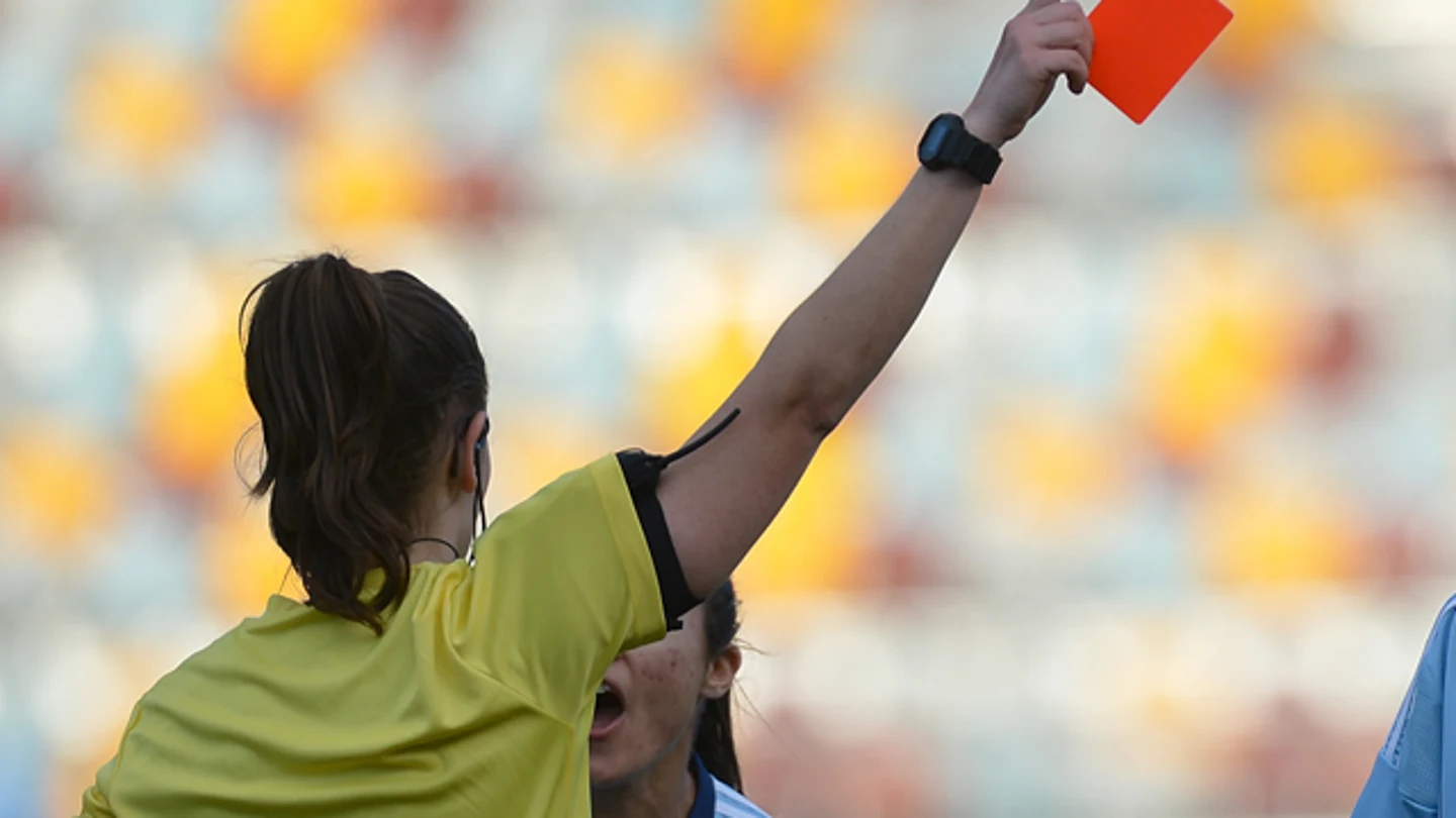 Una árbitra expulsa a una jugadora Una árbitra expulsa a una jugadora