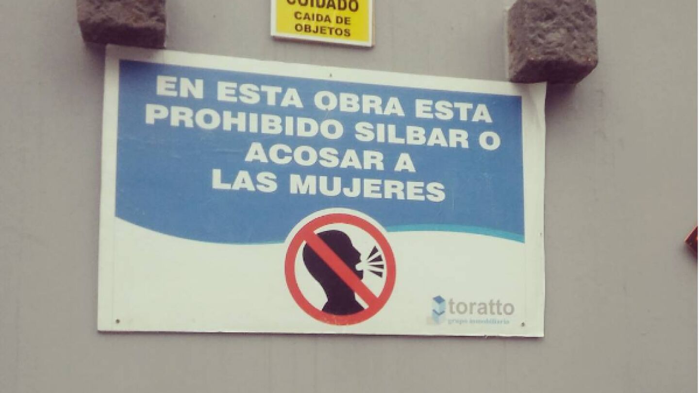 Cartel en una obra de Per&uacute;