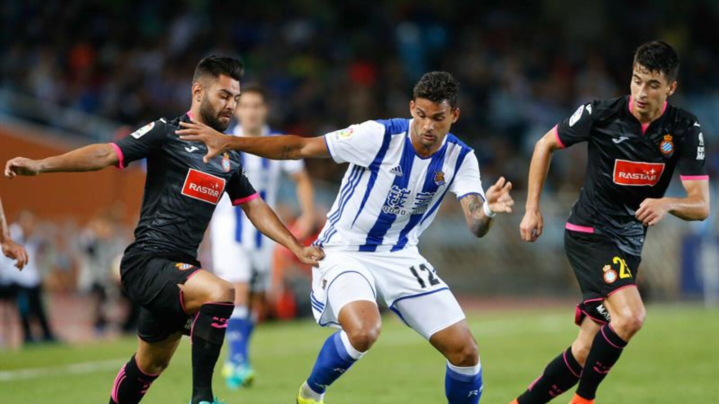 Willian Jos&eacute; conduce el bal&oacute;n ante la defensa de Marc Roda