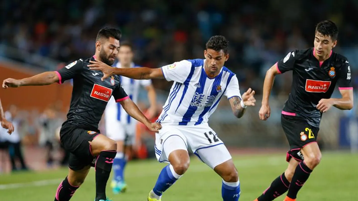 Willian José conduce el balón ante la defensa de Marc Roda Willian José conduce el balón ante la defensa de Marc Roda