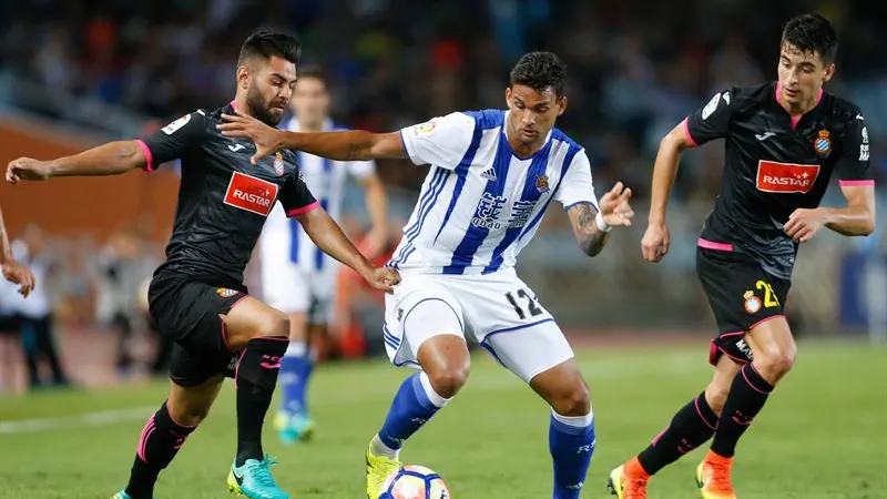 Willian José conduce el balón ante la defensa de Marc Roda