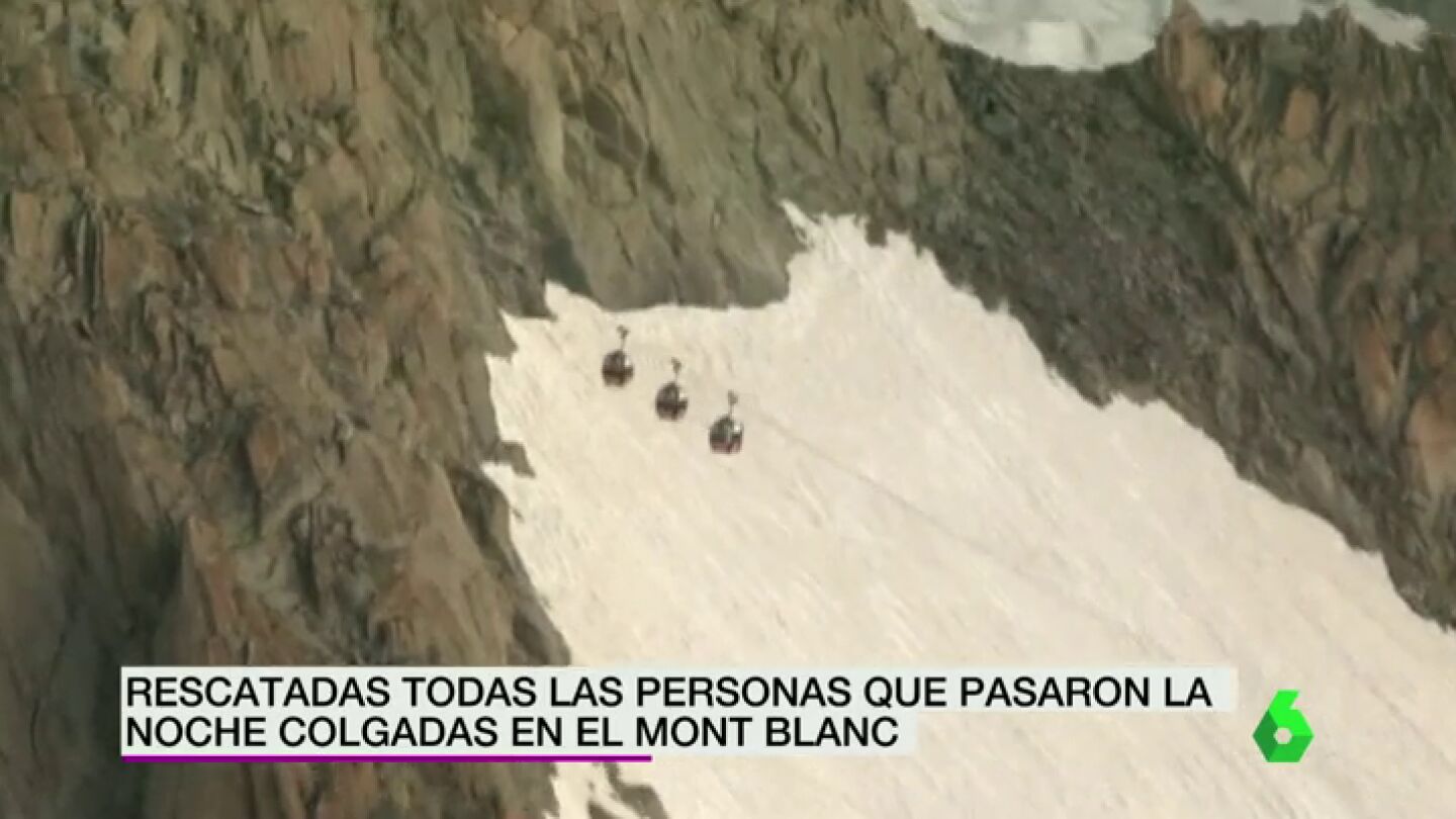 Frame 9.731513 de: Una aver&iacute;a en un telef&eacute;rico del Mont Blanc obliga a 33 turistas a pasar la noche a 3.800 metros de altura