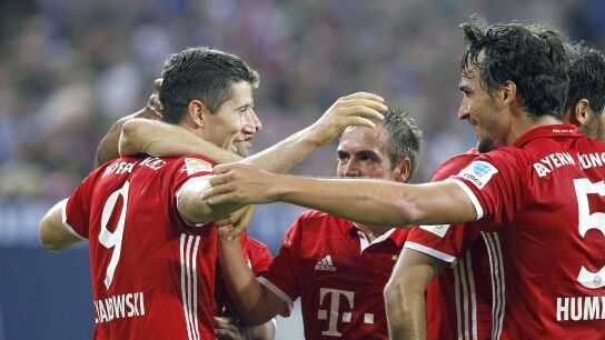 Los jugadores del Bayern celebran un gol de Lewandowski