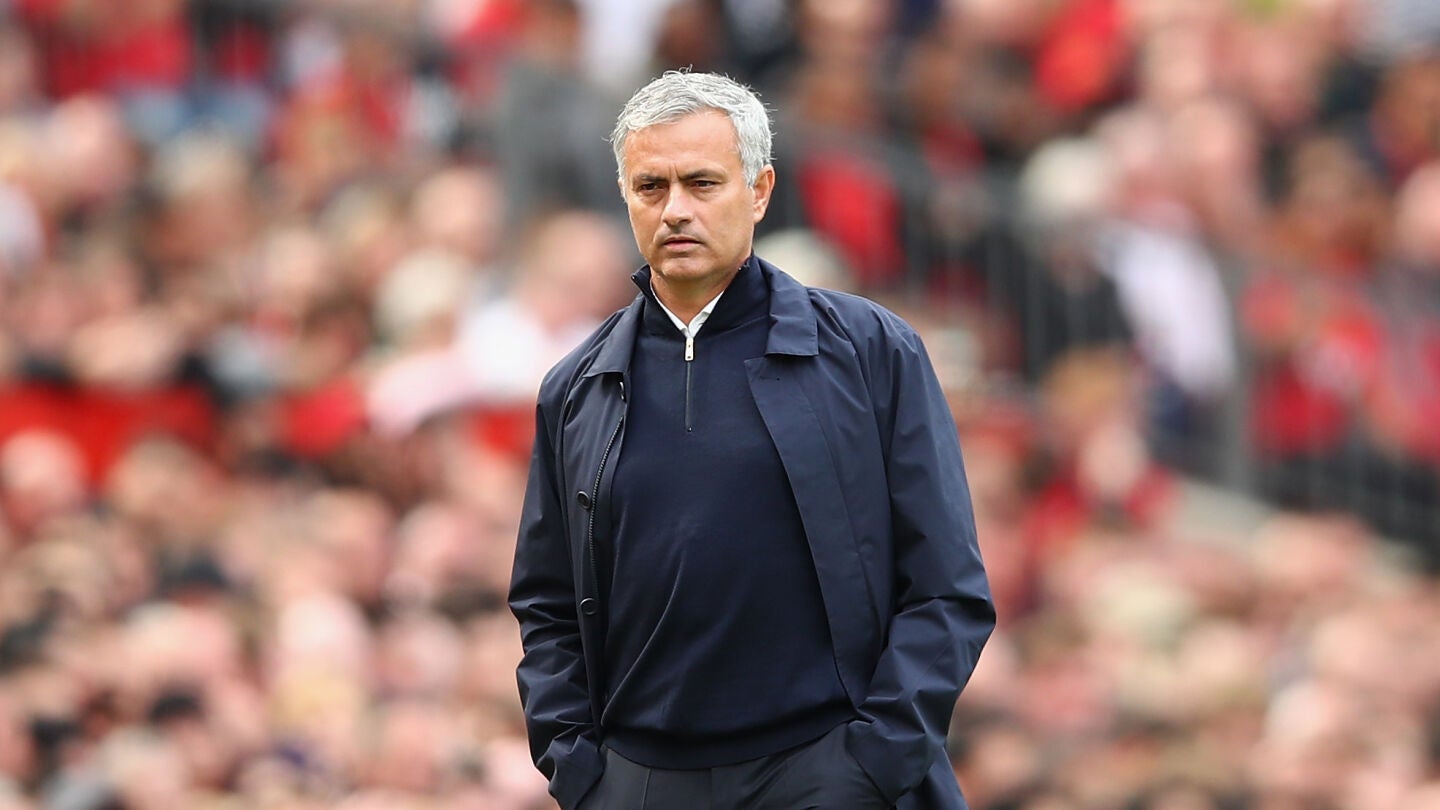 Mourinho, con gesto serio en la banda durante el partido del United