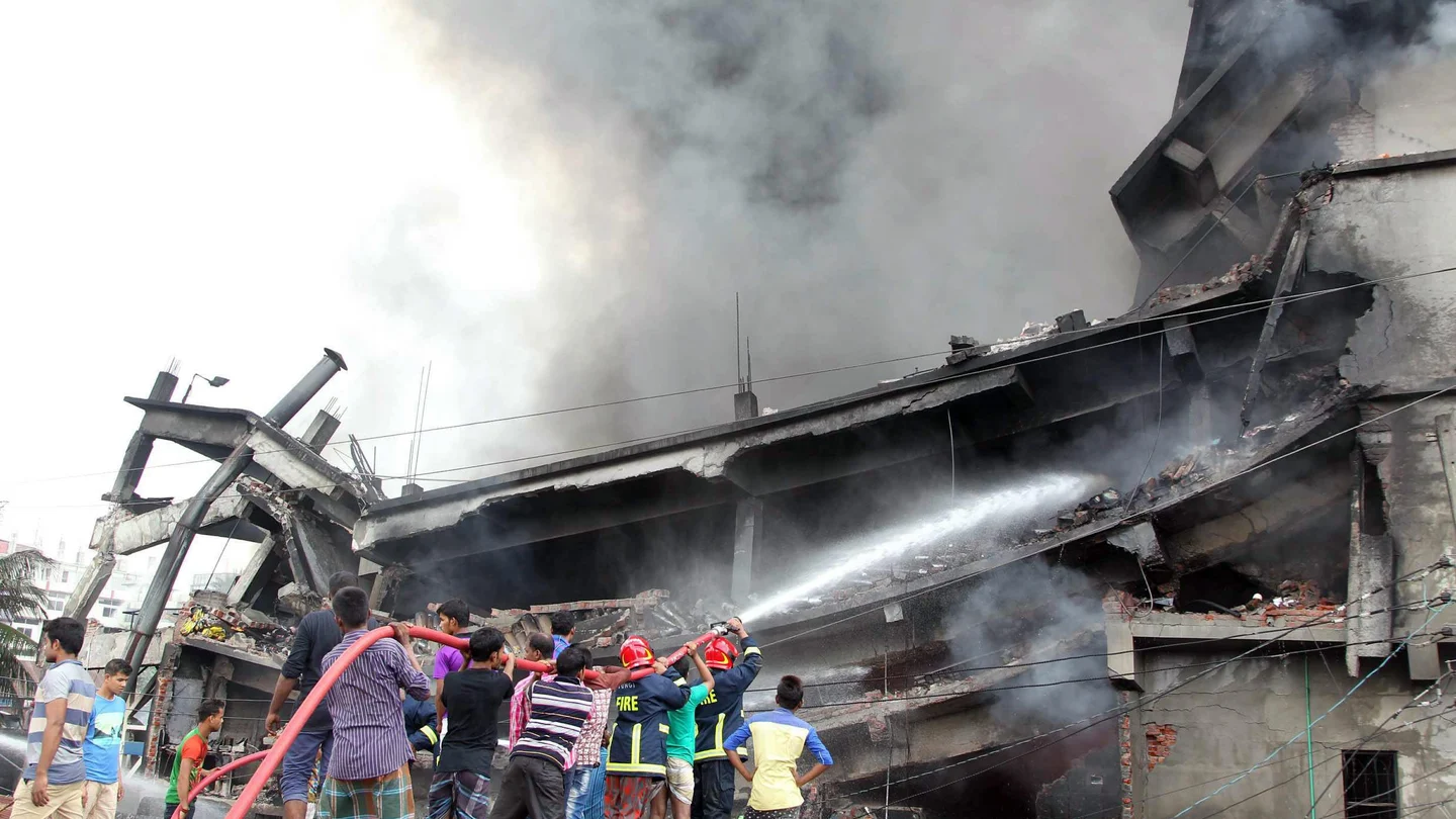 Los bomberos tratan de sofocar las llamas en la fabrica Bangladesh Los bomberos tratan de sofocar las llamas en la fabrica Bangladesh