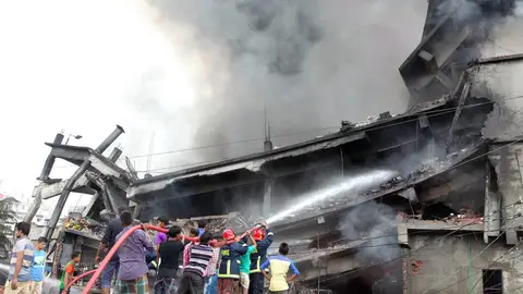 Los bomberos tratan de sofocar las llamas en la fabrica Bangladesh Los bomberos tratan de sofocar las llamas en la fabrica Bangladesh