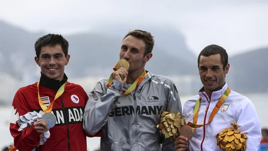 Jairo Ruiz, junto a Schulz y Daniel, durante la ceremonia de entrega de medallas Jairo Ruiz, junto a Schulz y Daniel, durante la ceremonia de entrega de medallas