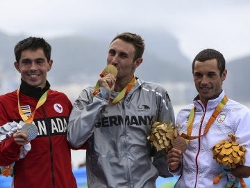 Jairo Ruiz, junto a Schulz y Daniel, durante la ceremonia de entrega de medallas Jairo Ruiz, junto a Schulz y Daniel, durante la ceremonia de entrega de medallas