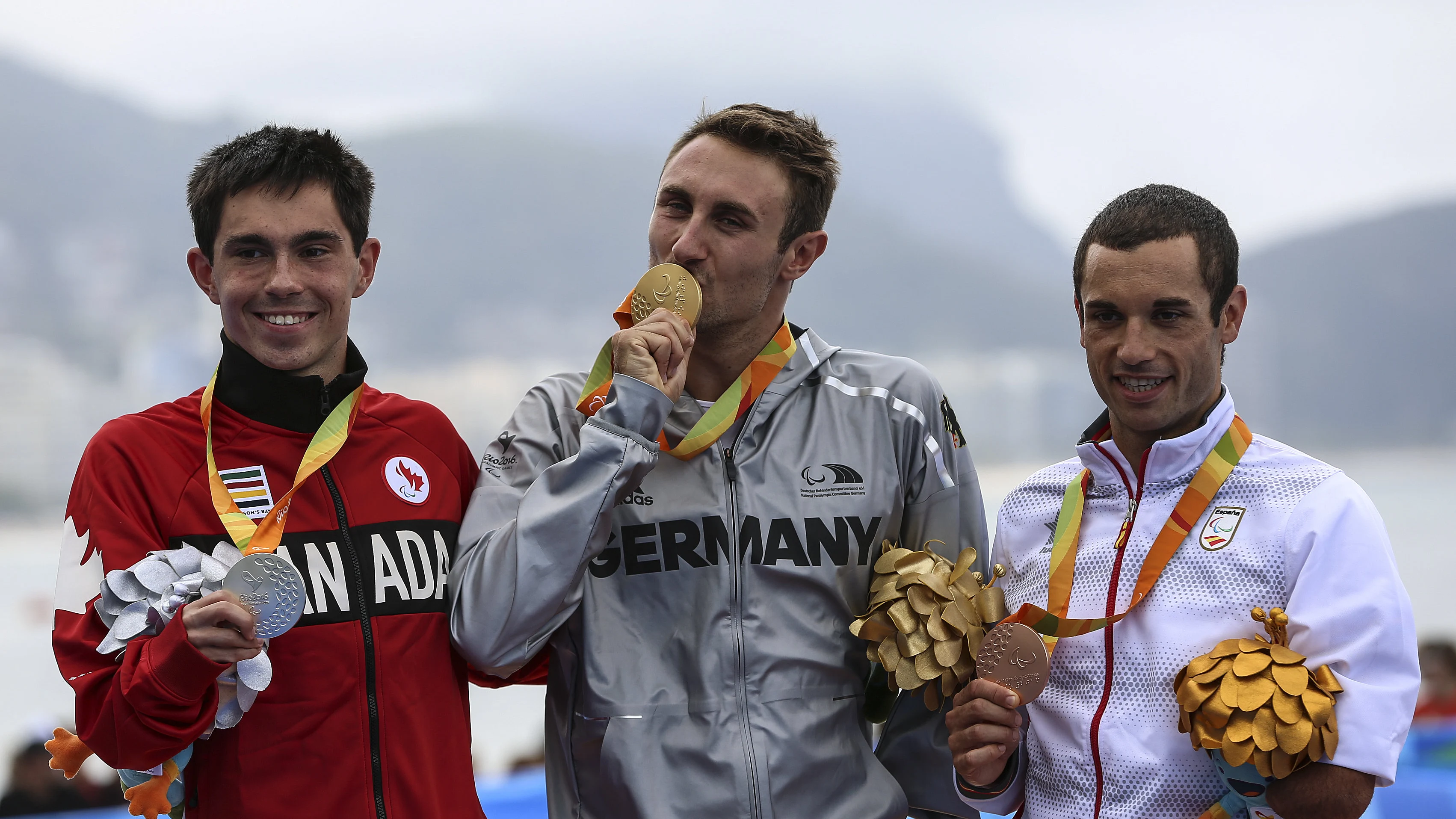 Jairo Ruiz, junto a Schulz y Daniel, durante la ceremonia de entrega de medallas