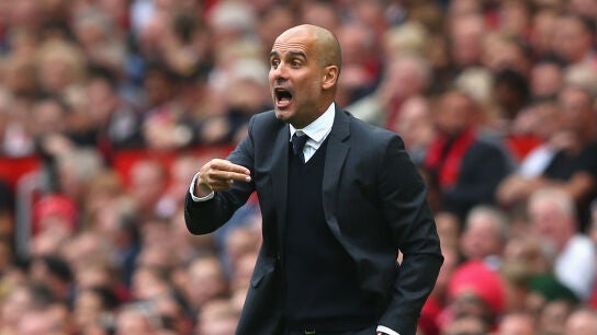 Guardiola da instrucciones a sus jugadores desde la banda