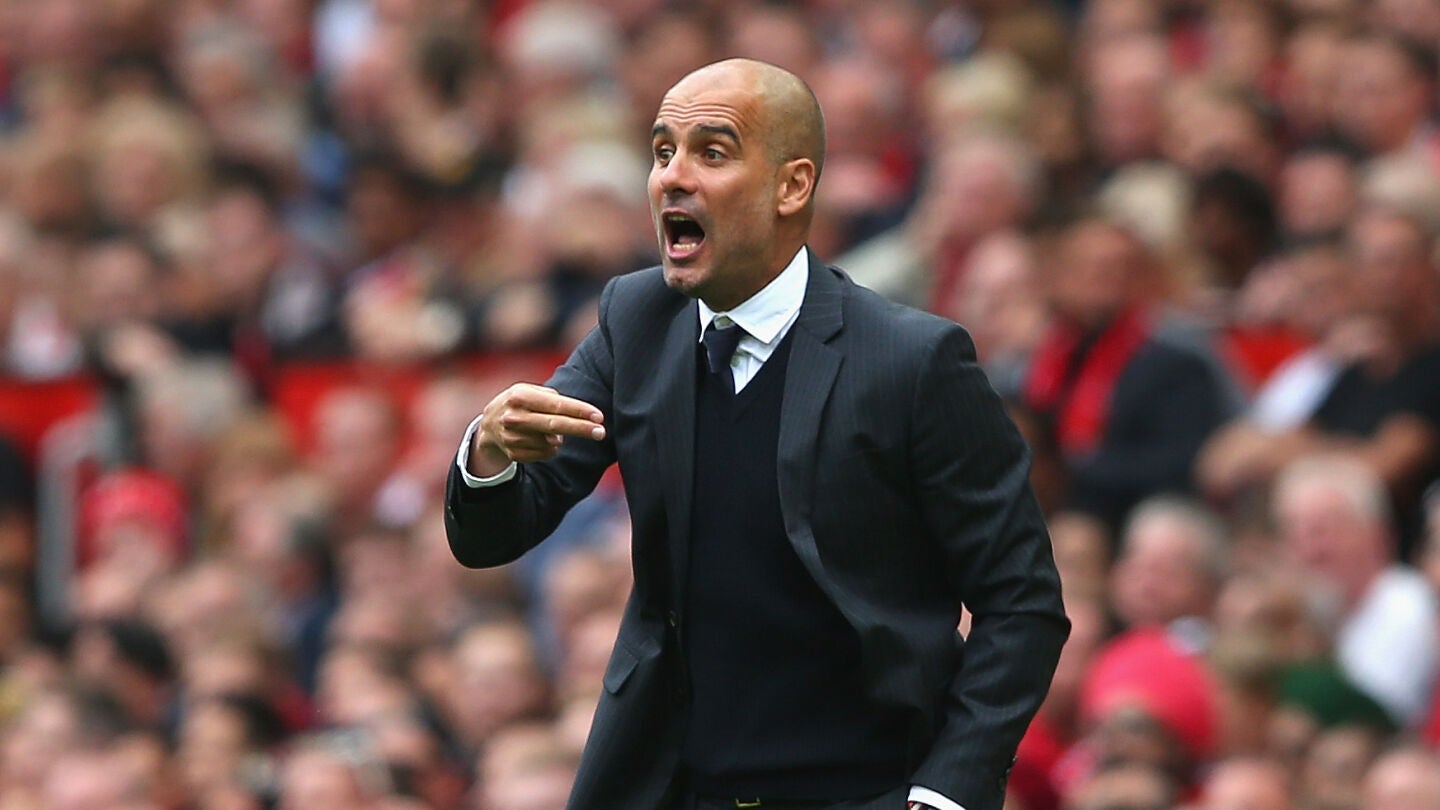 Guardiola da instrucciones a sus jugadores desde la banda