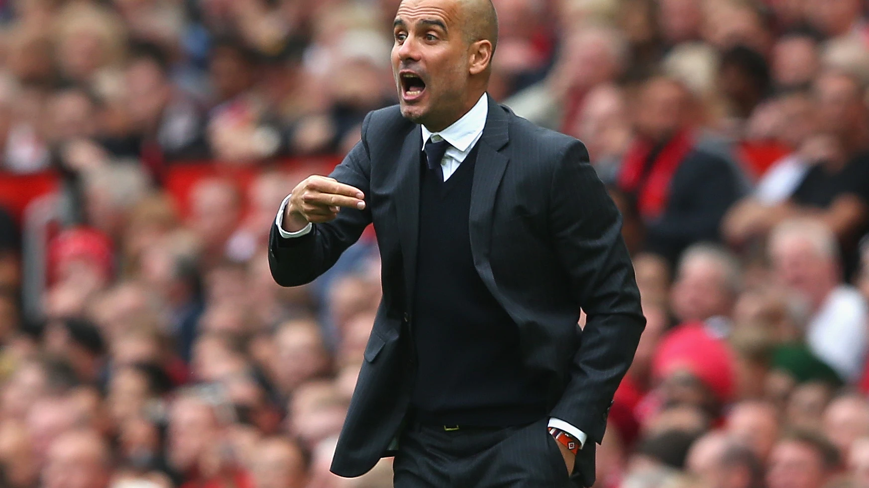 Guardiola da instrucciones a sus jugadores desde la banda