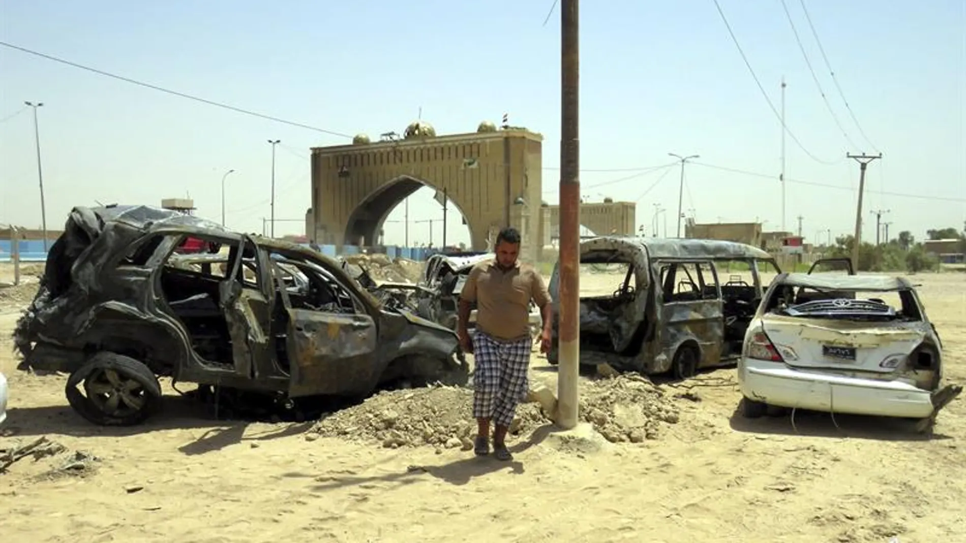Vehiculos destruidos tras un atentado en Bagdad