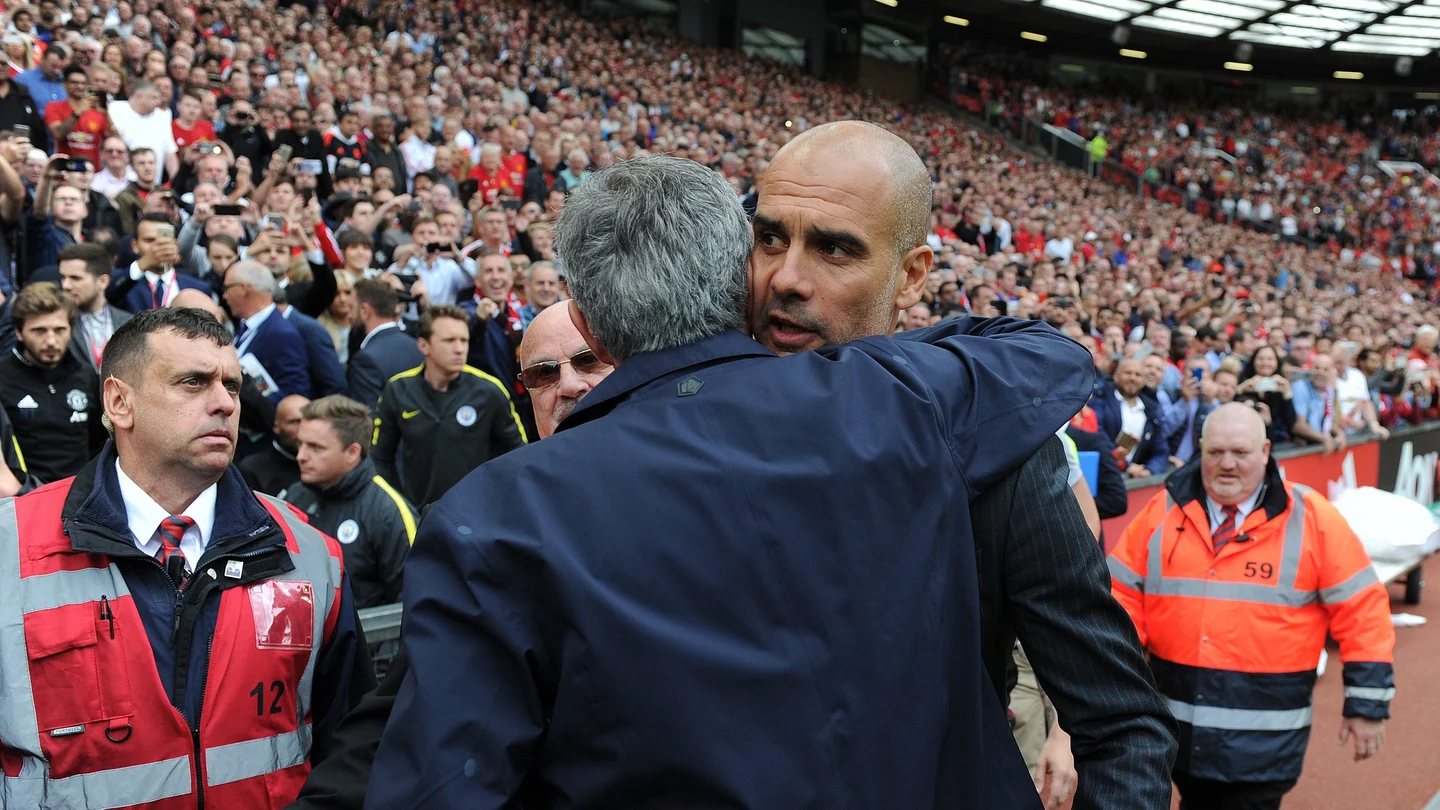 Mourinho y Guardiola se saludan de forma afectuosa antes de comenzar el partido Mourinho y Guardiola se saludan de forma afectuosa antes de comenzar el partido
