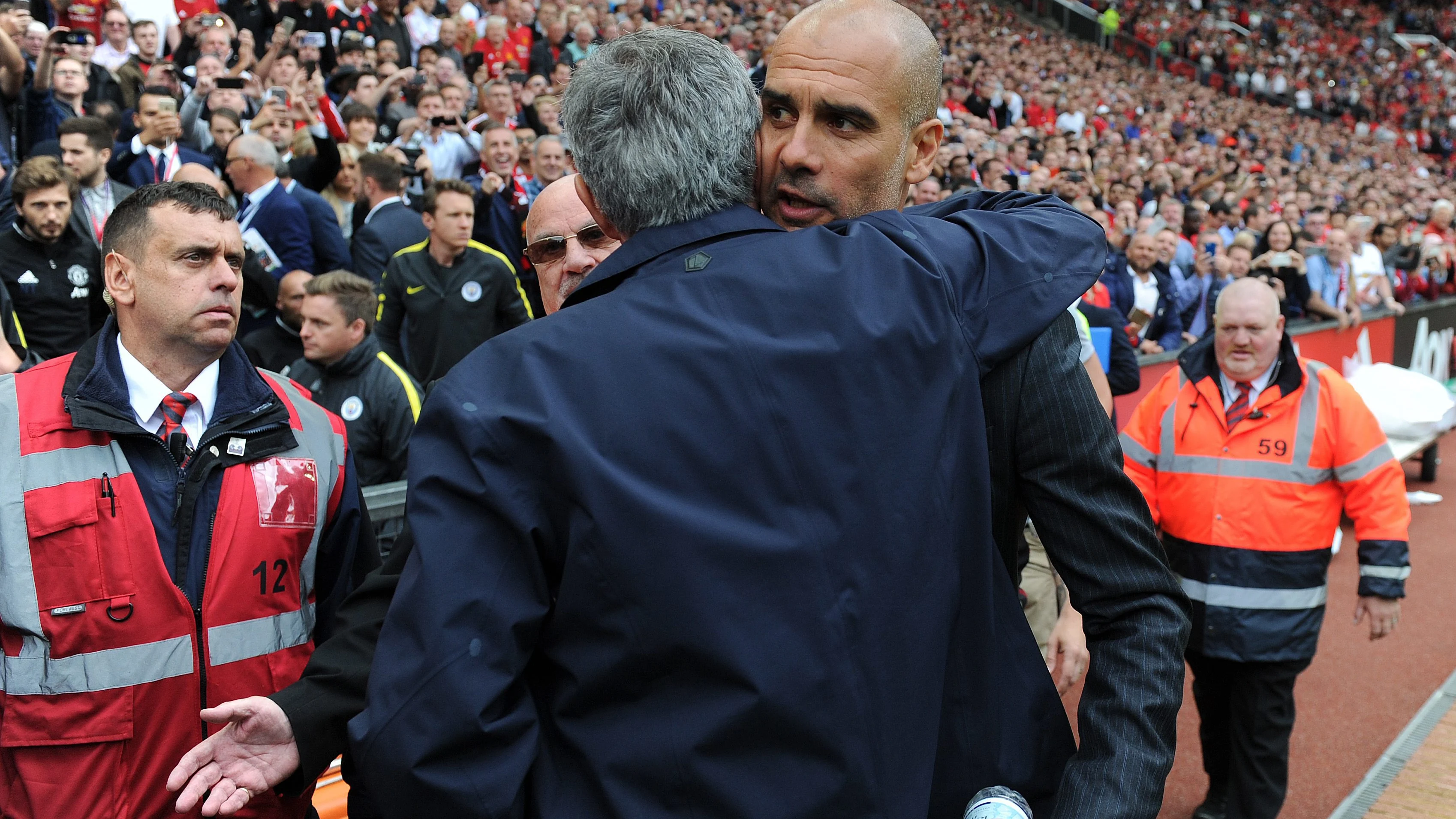 Mourinho y Guardiola se saludan de forma afectuosa antes de comenzar el partido