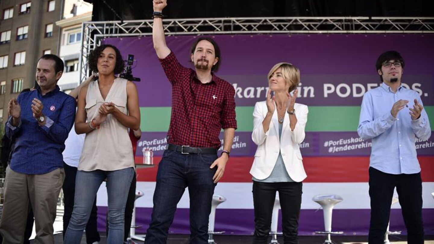El l&iacute;der de Podemos, Pablo Iglesias, acompa&ntilde;ado por la candidata a lehendakari, Pili Zabala 