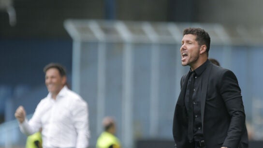 Simeone dirigiendo a los jugadores del Atl&eacute;tico frente al Celta