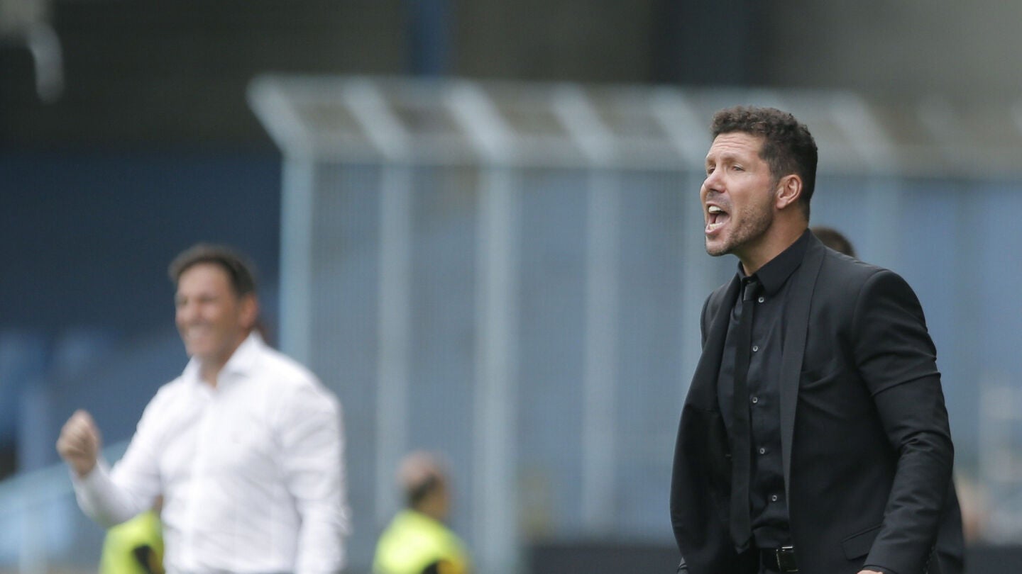 Simeone dirigiendo a los jugadores del Atl&eacute;tico frente al Celta