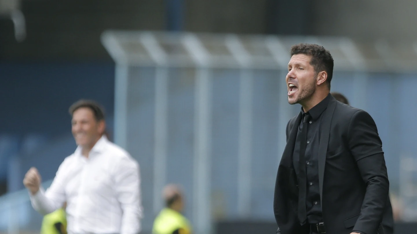 Simeone dirigiendo a los jugadores del Atlético frente al Celta Simeone dirigiendo a los jugadores del Atlético frente al Celta