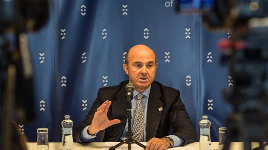 El ministro español de Economía, Luis de Guindos, atiende a la prensa en Bratislava El ministro español de Economía, Luis de Guindos, atiende a la prensa en Bratislava
