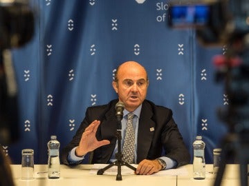 El ministro español de Economía, Luis de Guindos, atiende a la prensa en Bratislava El ministro español de Economía, Luis de Guindos, atiende a la prensa en Bratislava