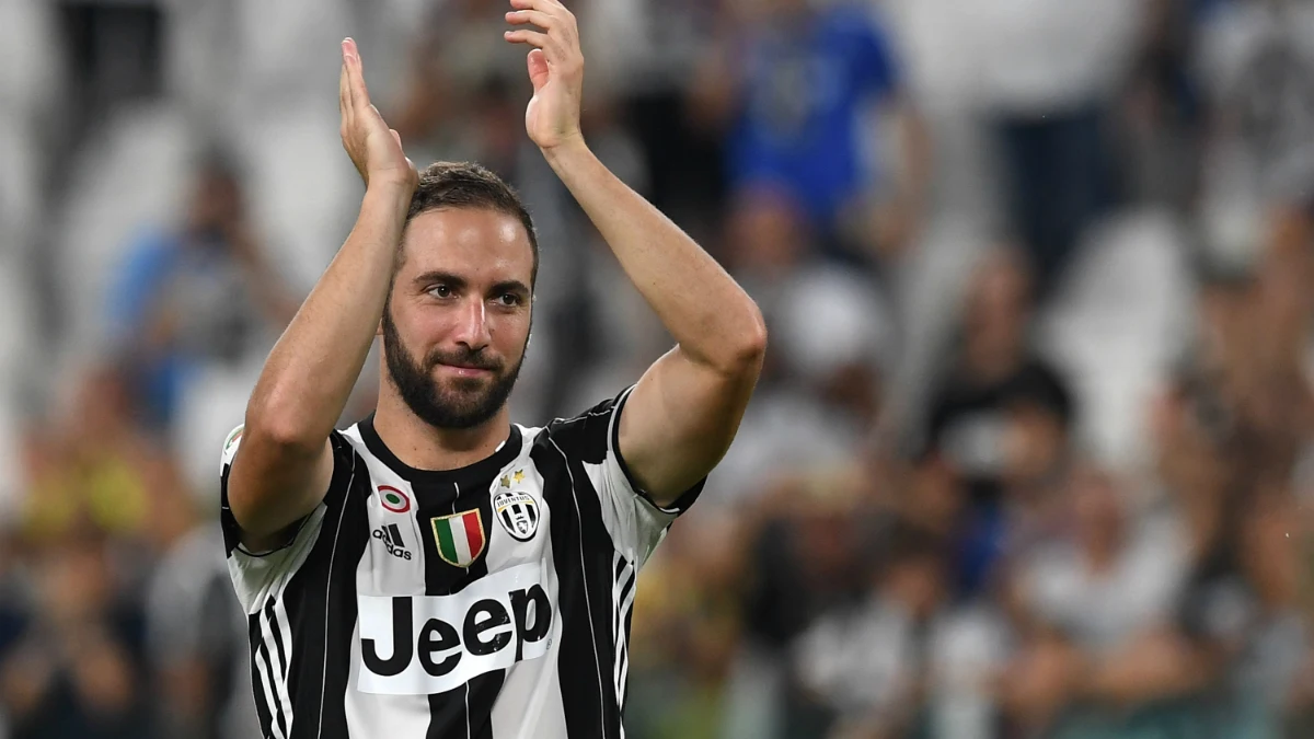 Higuaín aplaude Higuaín aplaude