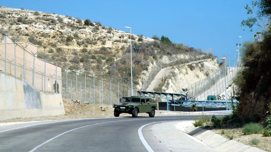 Vehículos del Ejército Español vigilan el vallado fronterizo de Melilla Vehículos del Ejército Español vigilan el vallado fronterizo de Melilla